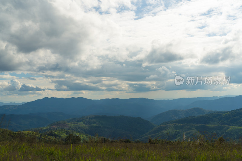 山顶的云景