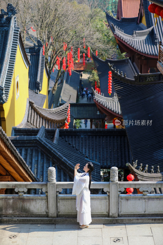 中国杭州上天竺法喜寺穿汉服的美女