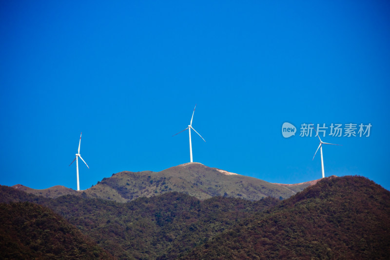 山顶上的风力发电机