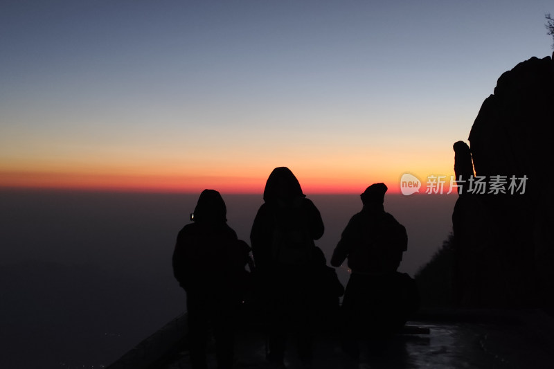 夜爬泰山，陪你大步跨新年！