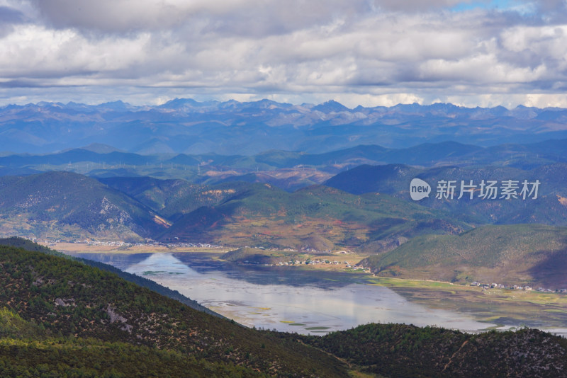 云南香格里拉蓝天白云雪山自然风光