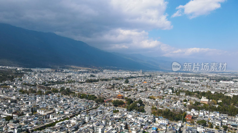 群山环绕下的城市全景风貌