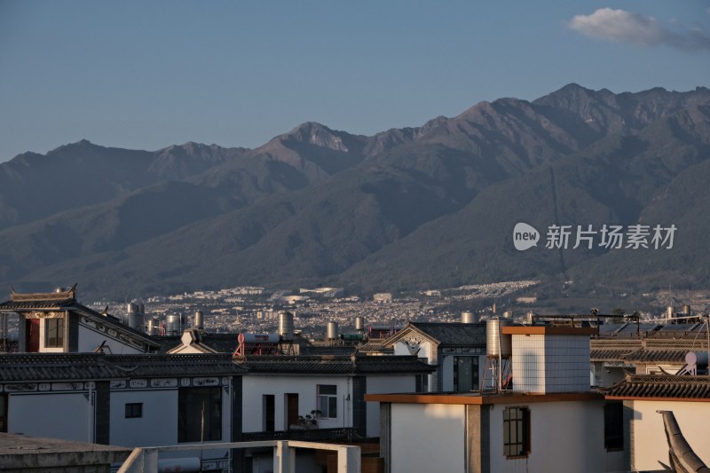 山脚下特色民居建筑风景