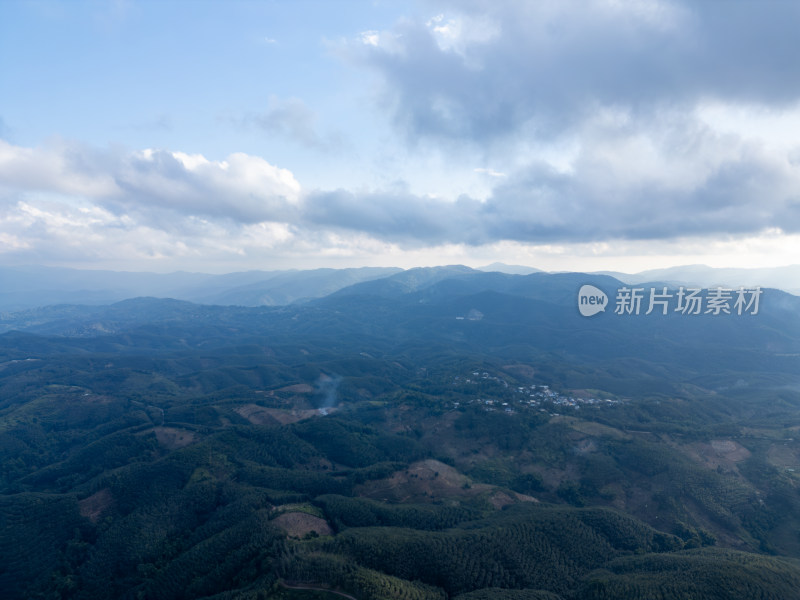 航拍壮阔山景与蓝天白云相映的自然景观