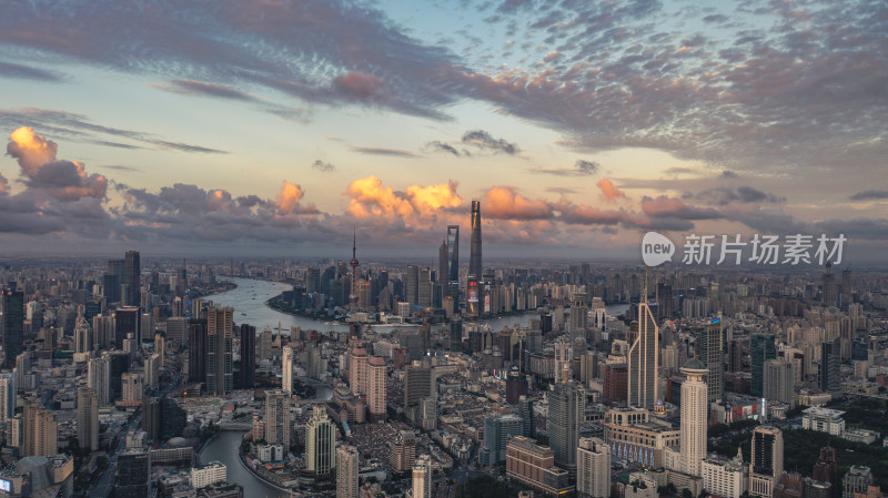 黄昏下的上海城市全景