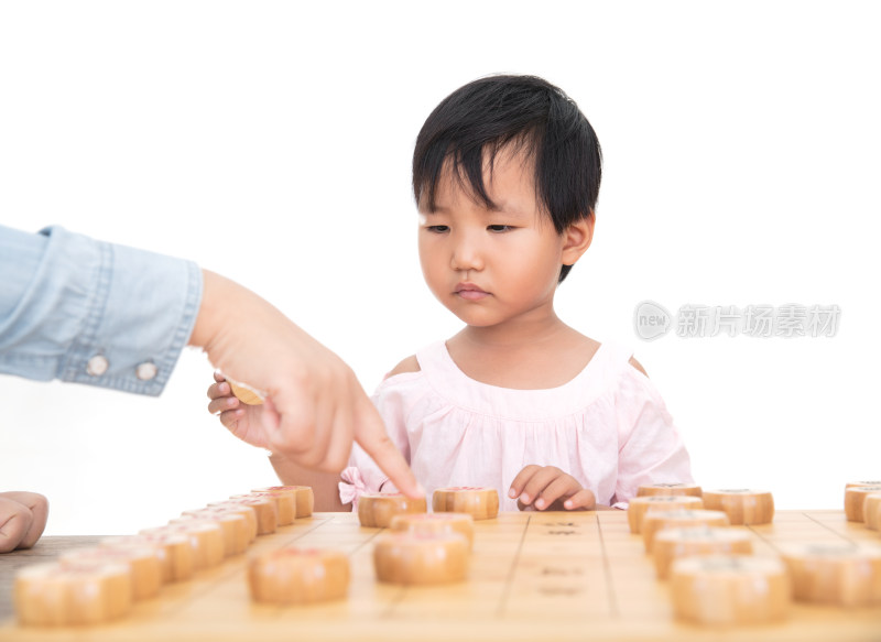 中国小孩子在学习下中国象棋