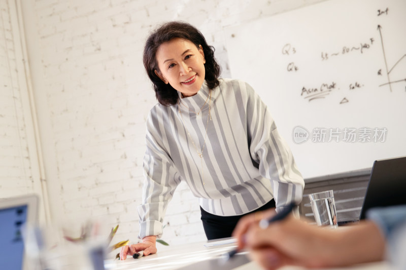 商务老年女士主持会议