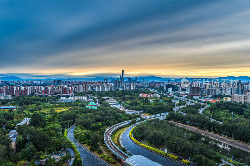 北京立交桥畔的城市风光与天际线之美