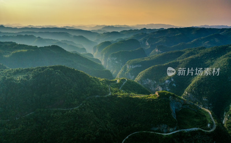 乌蒙山深处盘山公路