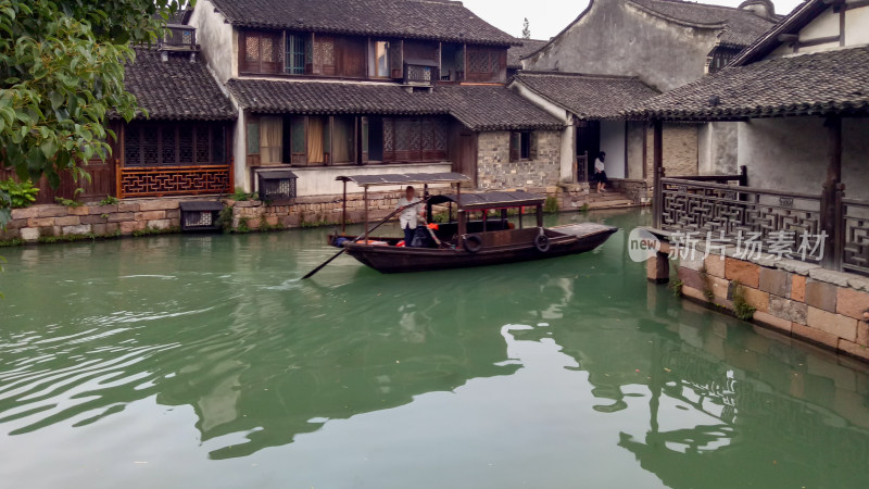 水乡船夫划船穿行古宅河道