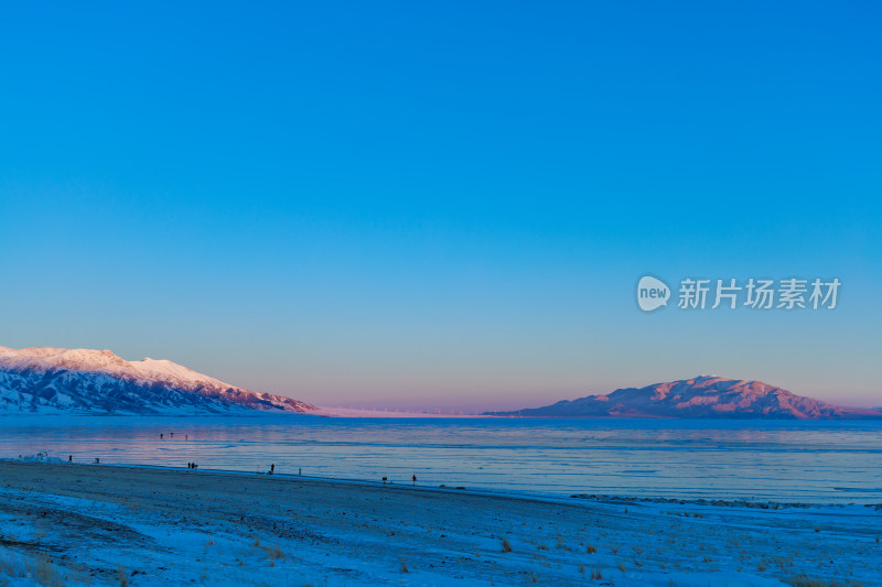 新疆冬季赛里木湖雪景雪山冰湖蓝冰日照金山