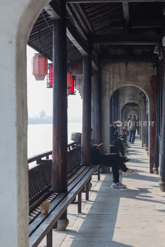 塘栖古镇古桥横跨水面，岸边传统建筑林立