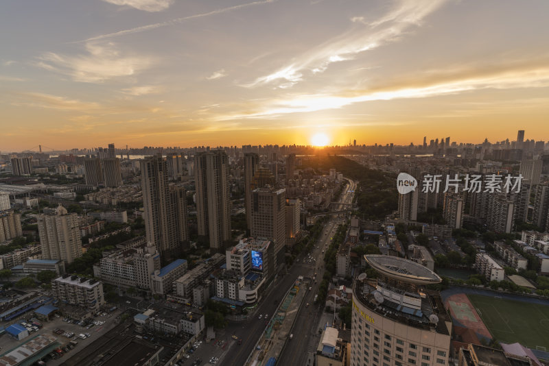 城市黄昏时分的鸟瞰全景