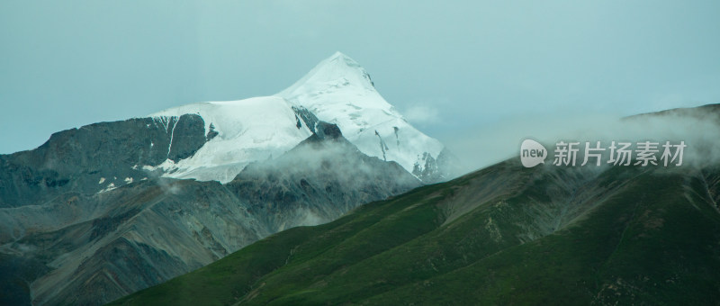 青藏铁路沿线青藏高原高山雪山自然风景