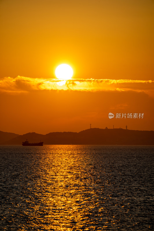 山东烟台东山栈桥海上日出海天相接一色景观