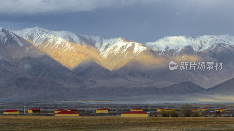 新疆日照金山和雪山下的村庄