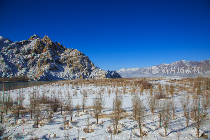 中国西藏冬季拉萨河雪景及拉萨河大桥