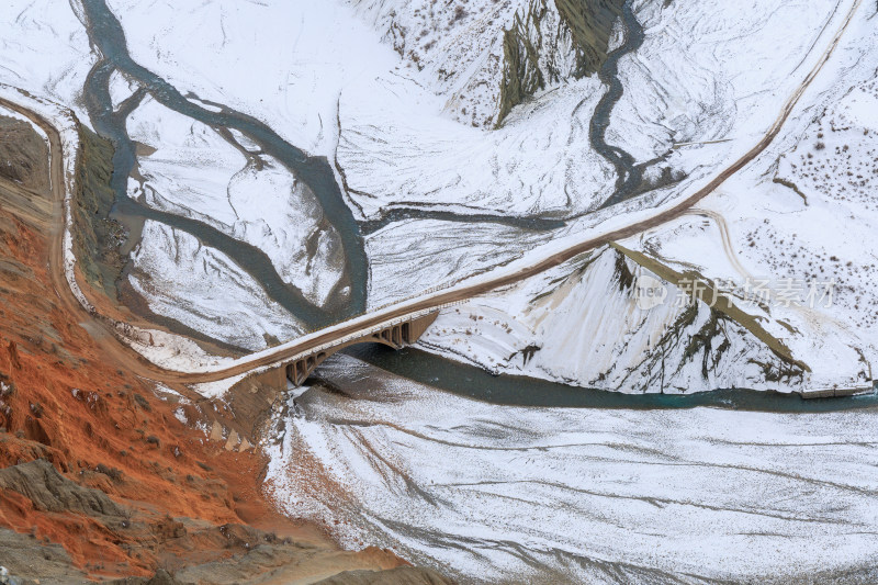 航拍新疆冬季安集海大峡谷雪景雪山山脉河流