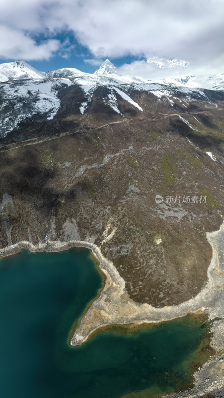 西藏山南洛扎秘境库拉岗日白马林措航拍