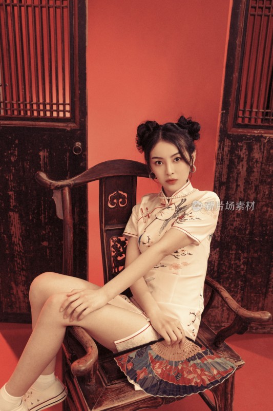 坐在椅子上的国风美少女