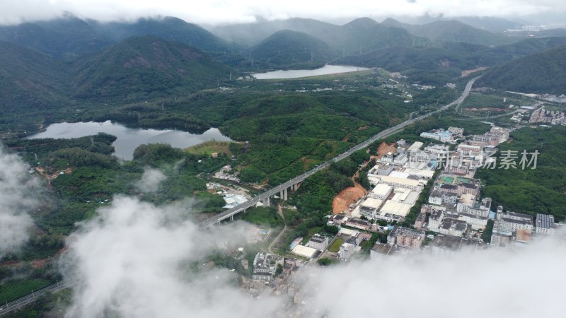 广东东莞：雨后城镇上空云雾缭绕