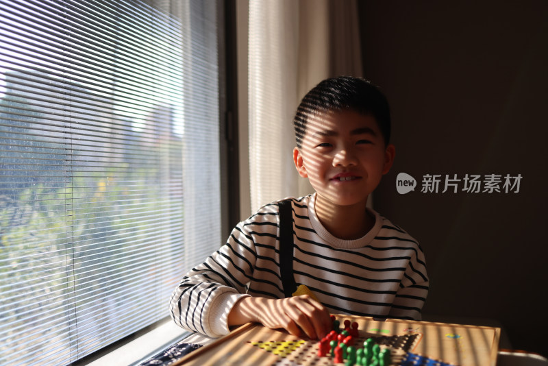 正在下跳跳棋的中国小学生