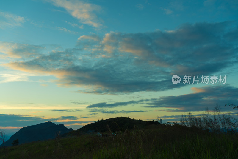 山顶的天空和风景