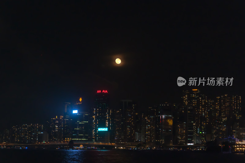 城市夜景与高悬明月