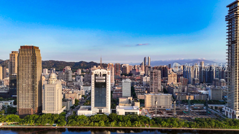 夕阳下福建厦门城市风光航拍图