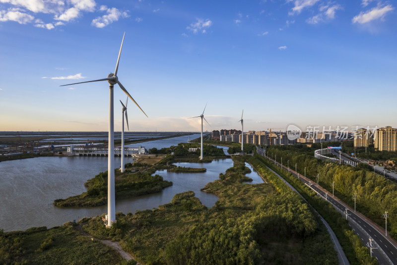 河堤河道旁风力发电机组城市风光自然风景