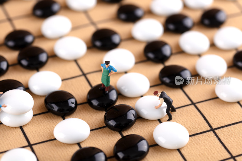 微缩创意搬运棋盘上的棋子