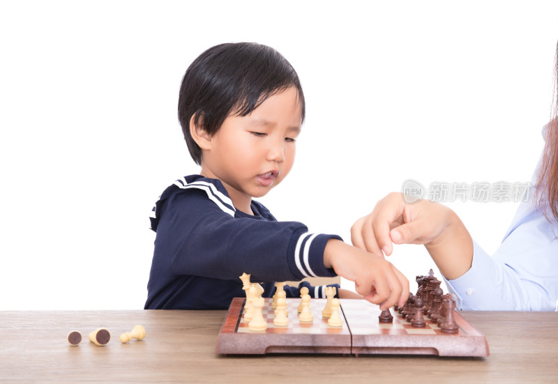 在老师的辅导下中国小女孩在学习下国际象棋