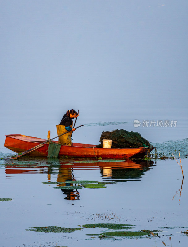 中国邹城孟子湖湖泊湿地渔船自然景观