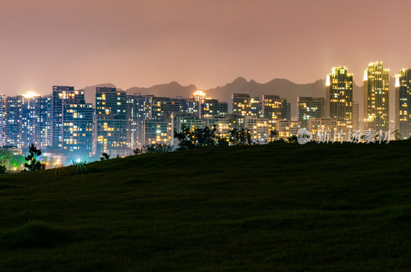 青岛小麦岛远望城市里的高楼