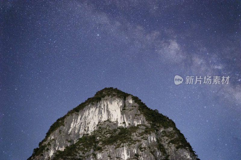 璀璨星空夜景下的星河闪耀