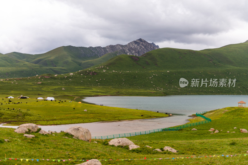 青海连宝玉则草原湖边山峰