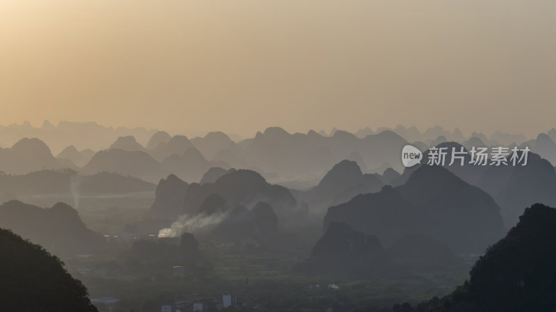 桂林阳朔喀斯特地貌水墨画山水画