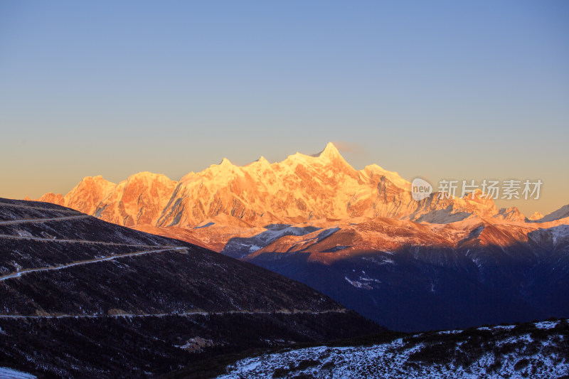 西藏林芝雪景南迦巴瓦峰日照金山雪山夕阳