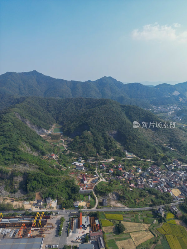 航拍乡村青山河流稻田风光