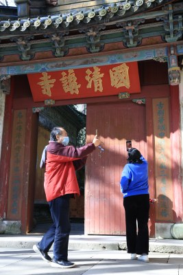 国清讲寺山门游客拍照打卡