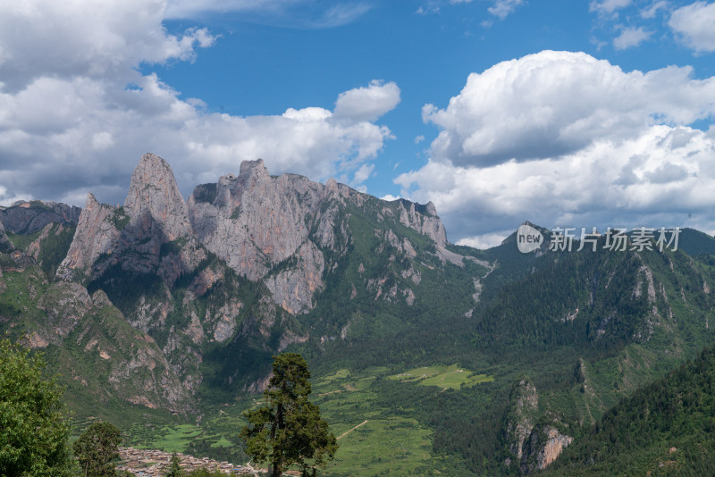 蓝天白云山峰