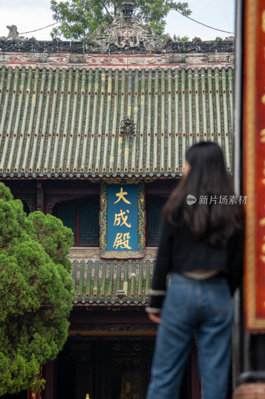 站在四川成都郫都区唐昌文庙古建筑旁的女人