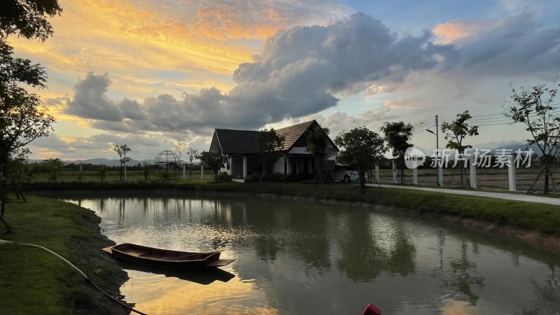 湖边小屋日落自然风光