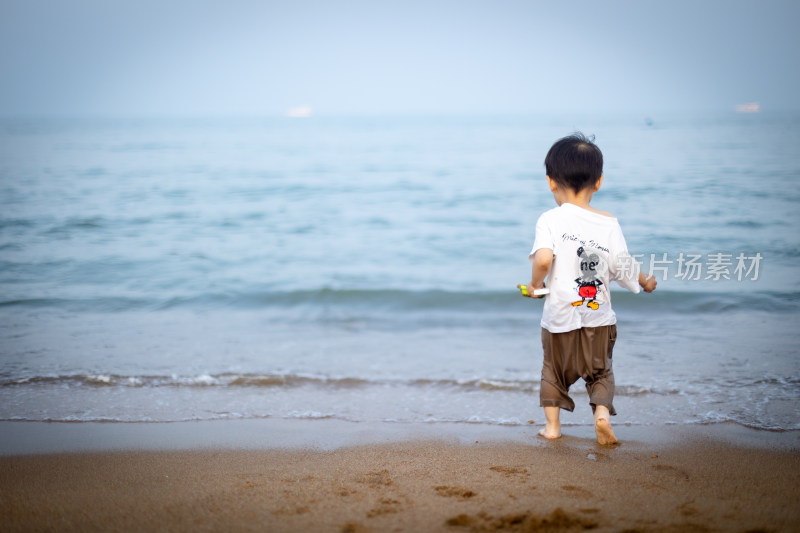 夏天海边游客游玩