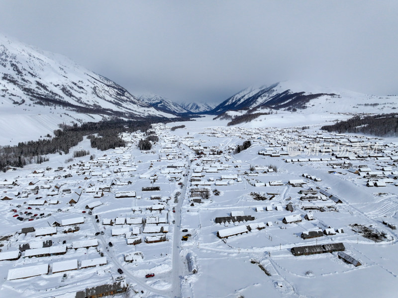 中国新疆阿勒泰禾木冬季雪景白雪覆盖的禾木