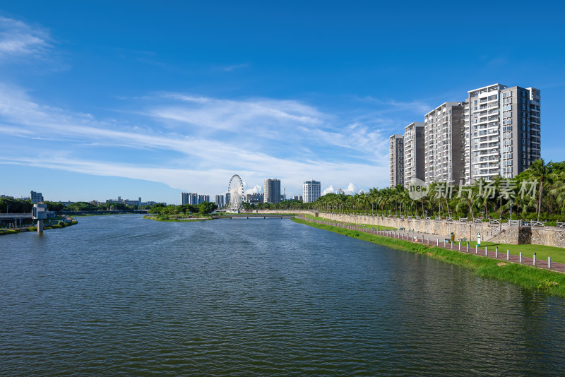 河畔摩天轮与城市建筑景观