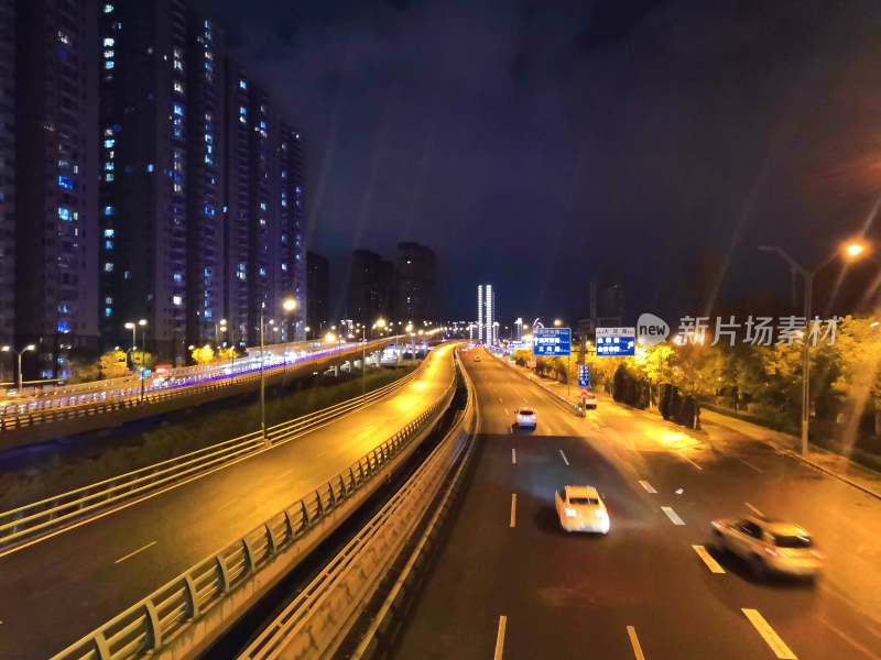 夜晚城市高速公路景象