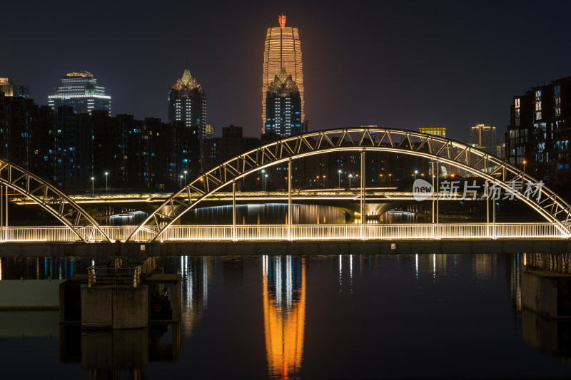 冬季郑州CBD绿地中心摩天大楼夜景风光