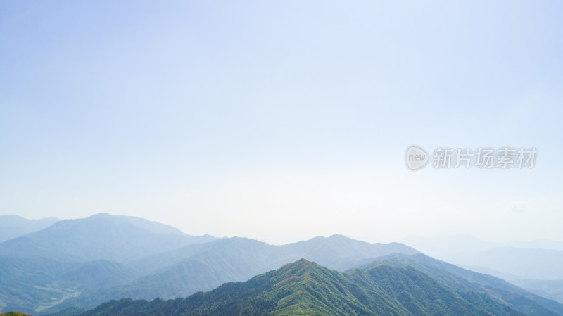 蓝天白云下的群山