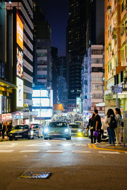香港街头夜晚的出租车与车辆